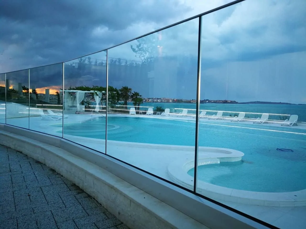 Piscine avec garde corps en verre