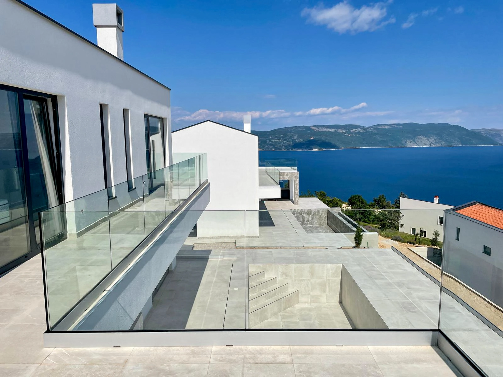 Mezzanine avec terrasse et rambarde en verre