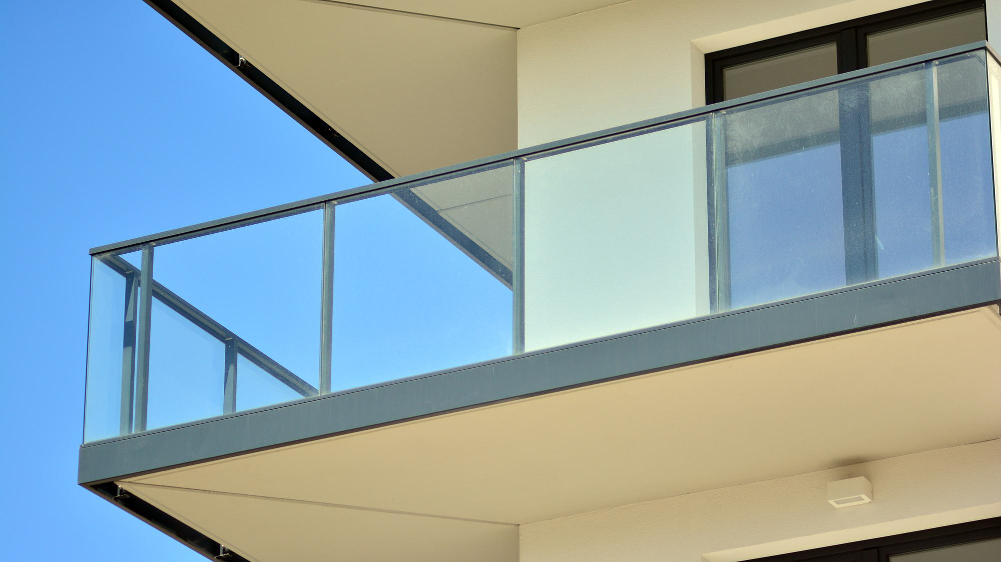 Balcon et balustrade en verre